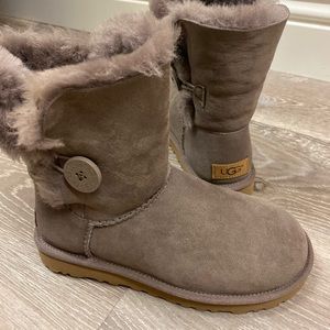 NEW IN BOX Bailey Gray Ugg Boots - Size: 6